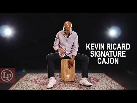 Músico tocando o cajon LP Americana Kevin Ricard Signature em ambiente de estúdio