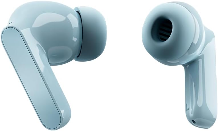 Close das pontas de silicone e design ergonômico dos fones Motorola Moto Buds