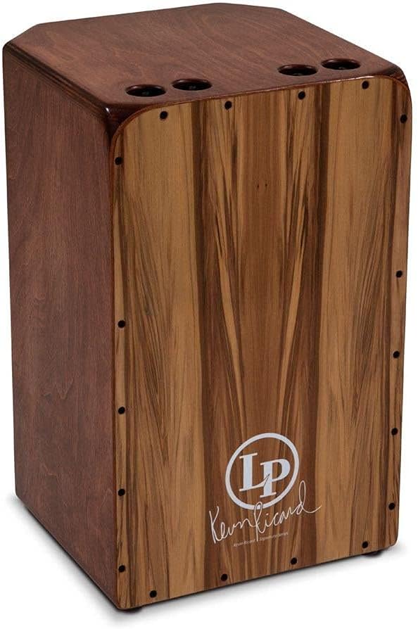 Imagem do cajon LP Americana Kevin Ricard Signature em madeira clara com acabamento natural