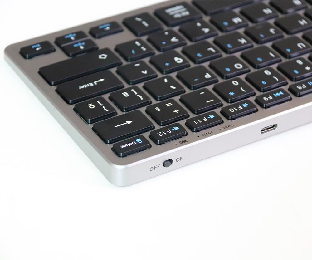 Detalhe da porta USB-C e interruptor do teclado Hrebos