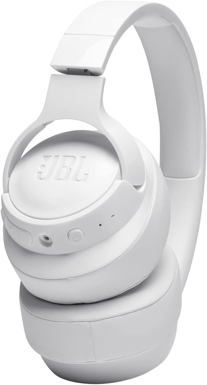 Fone JBL Tune 710BT branco com botões de controle e entrada para cabo auxiliar.