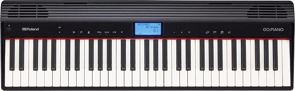 Teclado eletrônico Roland GO:Piano GO-61P com 61 teclas em padrão preto e branco, acabamento preto com detalhes vermelhos entre as teclas. Produto portátil com design compacto e leve.