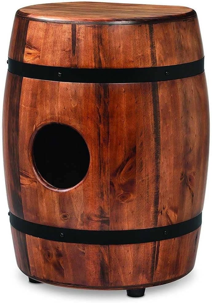 Visão lateral do cajon Latin Percussion M1406WB em madeira com acabamento natural marrom, formato arredondado de barril.
