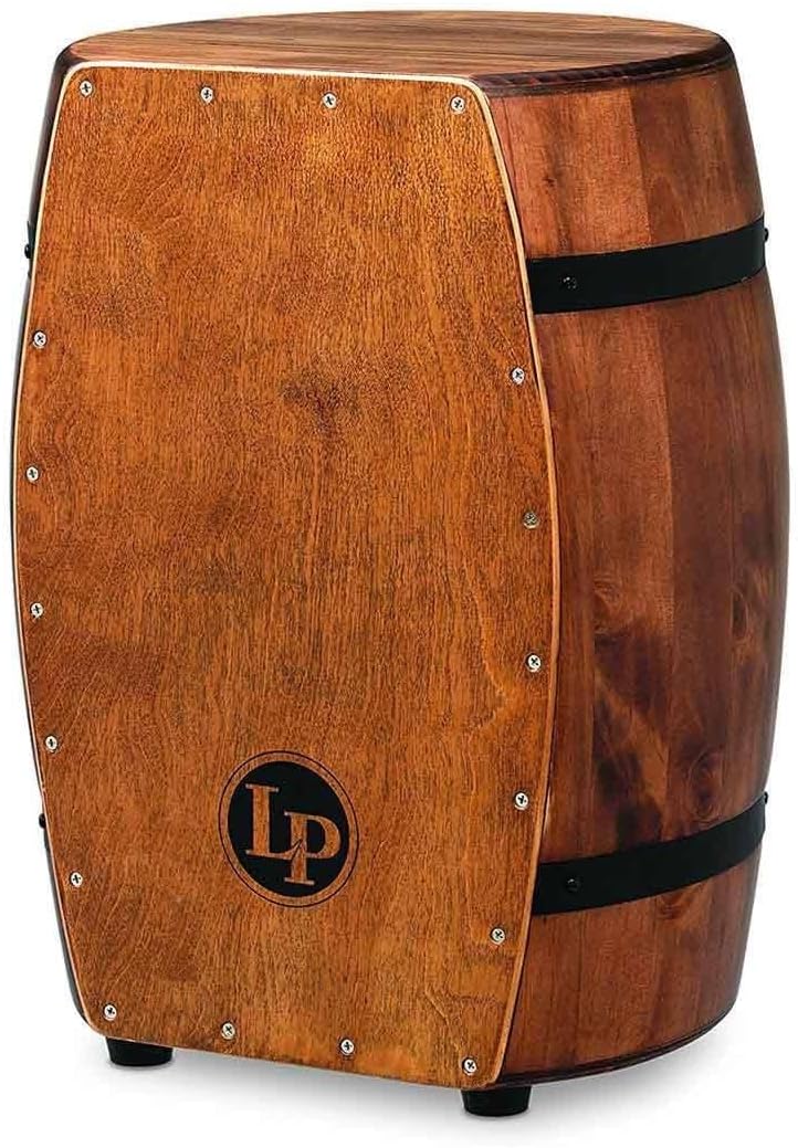 Imagem frontal do cajon Latin Percussion M1406WB, formato de barril arredondado em madeira com acabamento natural em tom madeira marrom.