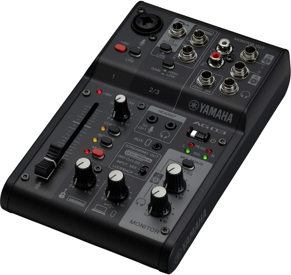 Mesa de som Yamaha AG03MK2 preta em ângulo mostrando controles e conexões