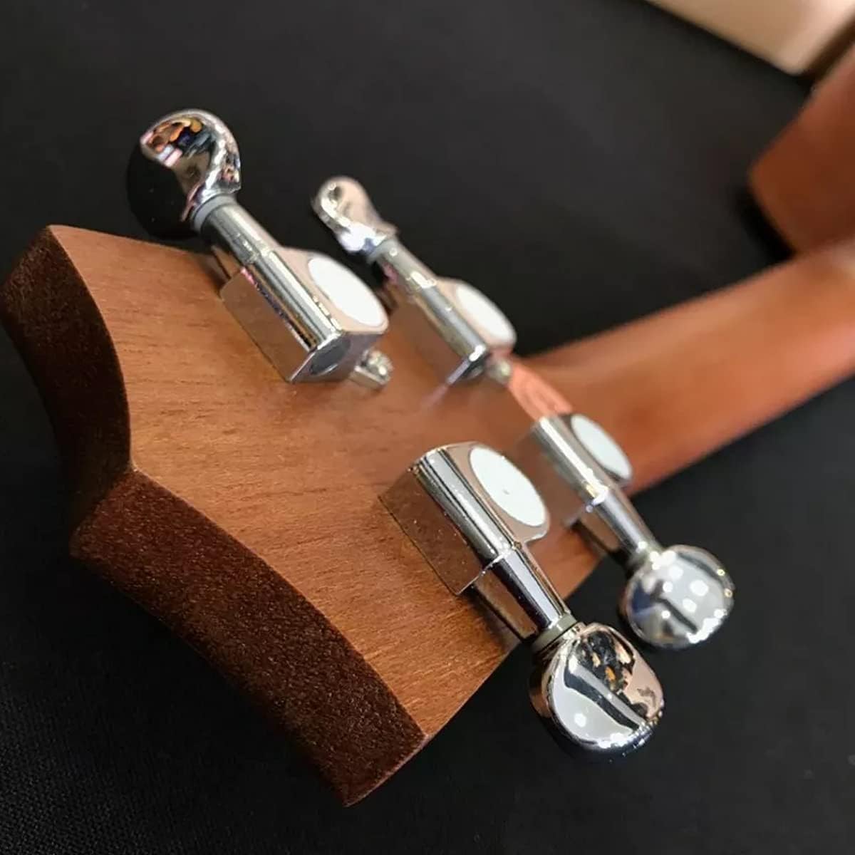 Close na cabeça do ukulele Shelby SU23M com tarraxas cromadas e acabamento em mogno