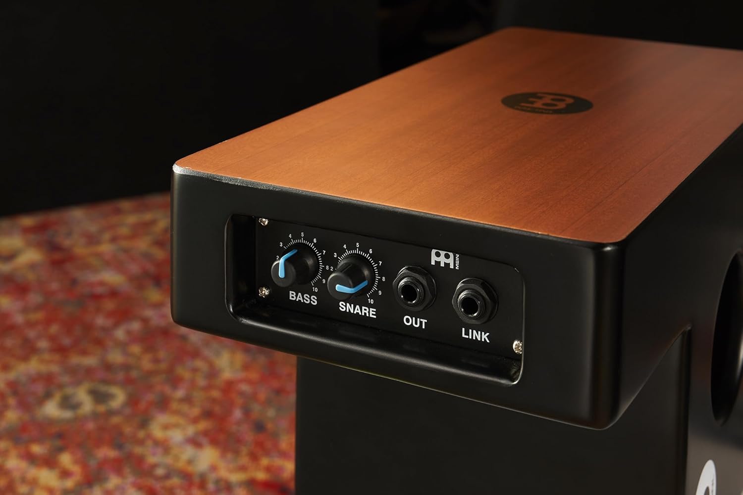 Detalhe do controle embutido do cajon Meinl Pickup Slaptop com botões para Bass e Snare