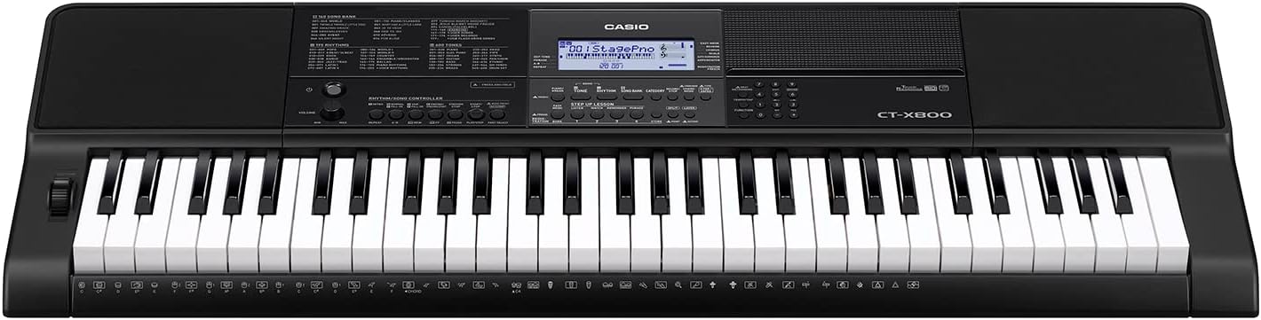 Teclado Casio CT-X800 visto de frente com painel central e controles iluminados.