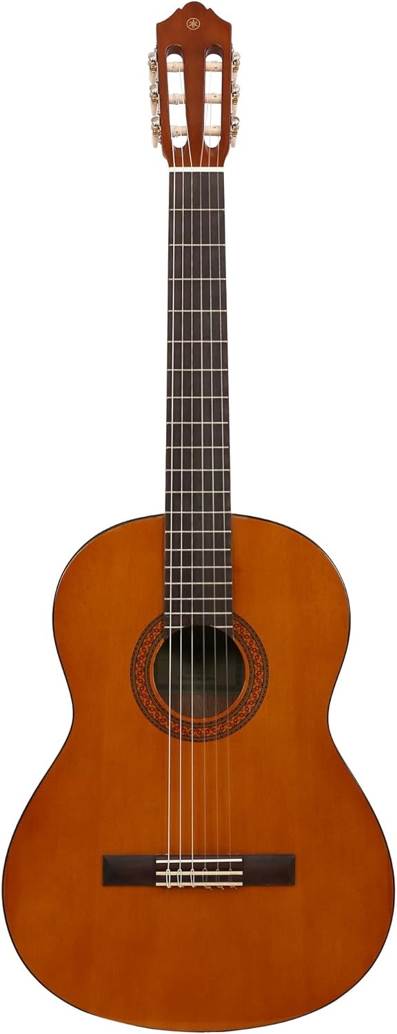 Violão clássico Yamaha C40 visto de frente, com tampo em madeira de cor natural e cordas de nylon