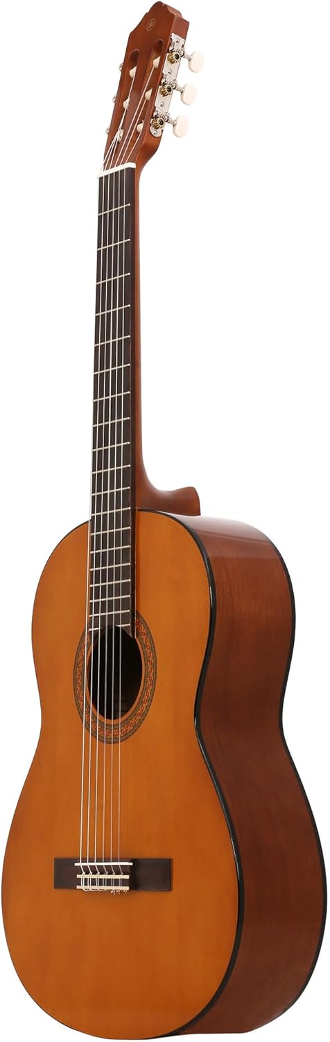 Violão Yamaha C40 visto de três quartos, mostrando o corpo em madeira natural com acabamento brilhante