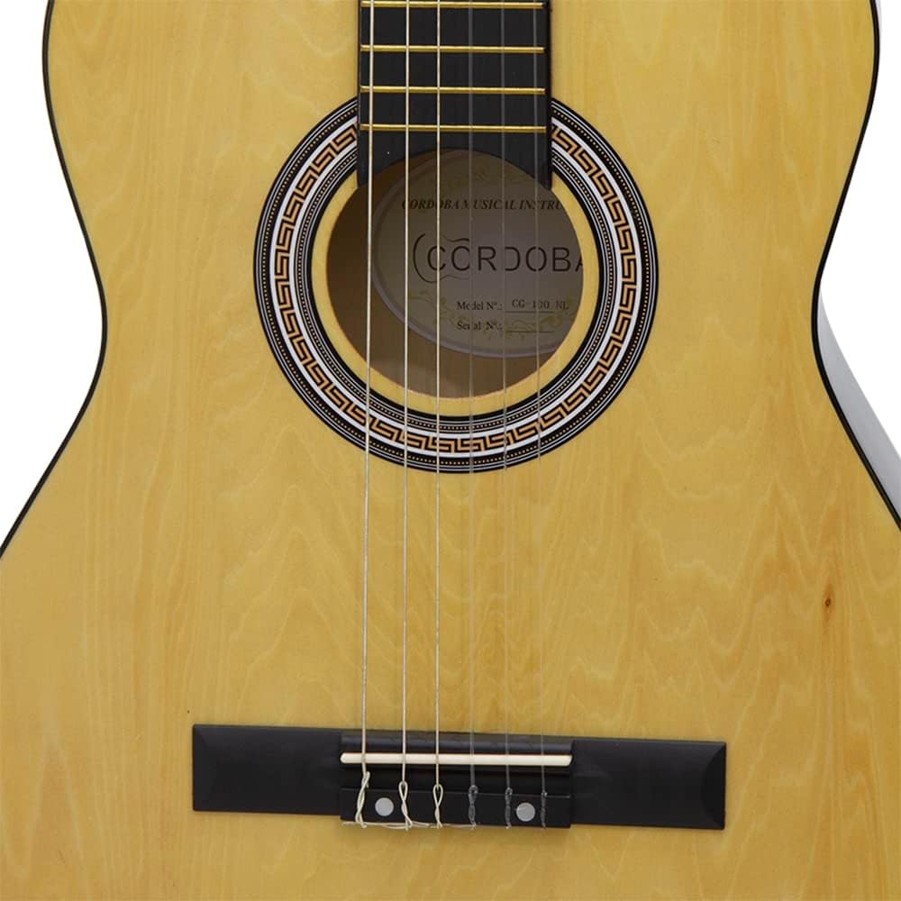 Close no corpo do violão clássico Cordoba CG-100 com verniz brilhante e detalhes
