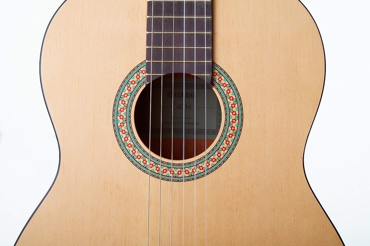 Detalhe do tampo de violão Yamaha C40MII em madeira clara com acabamento verniz fosco
