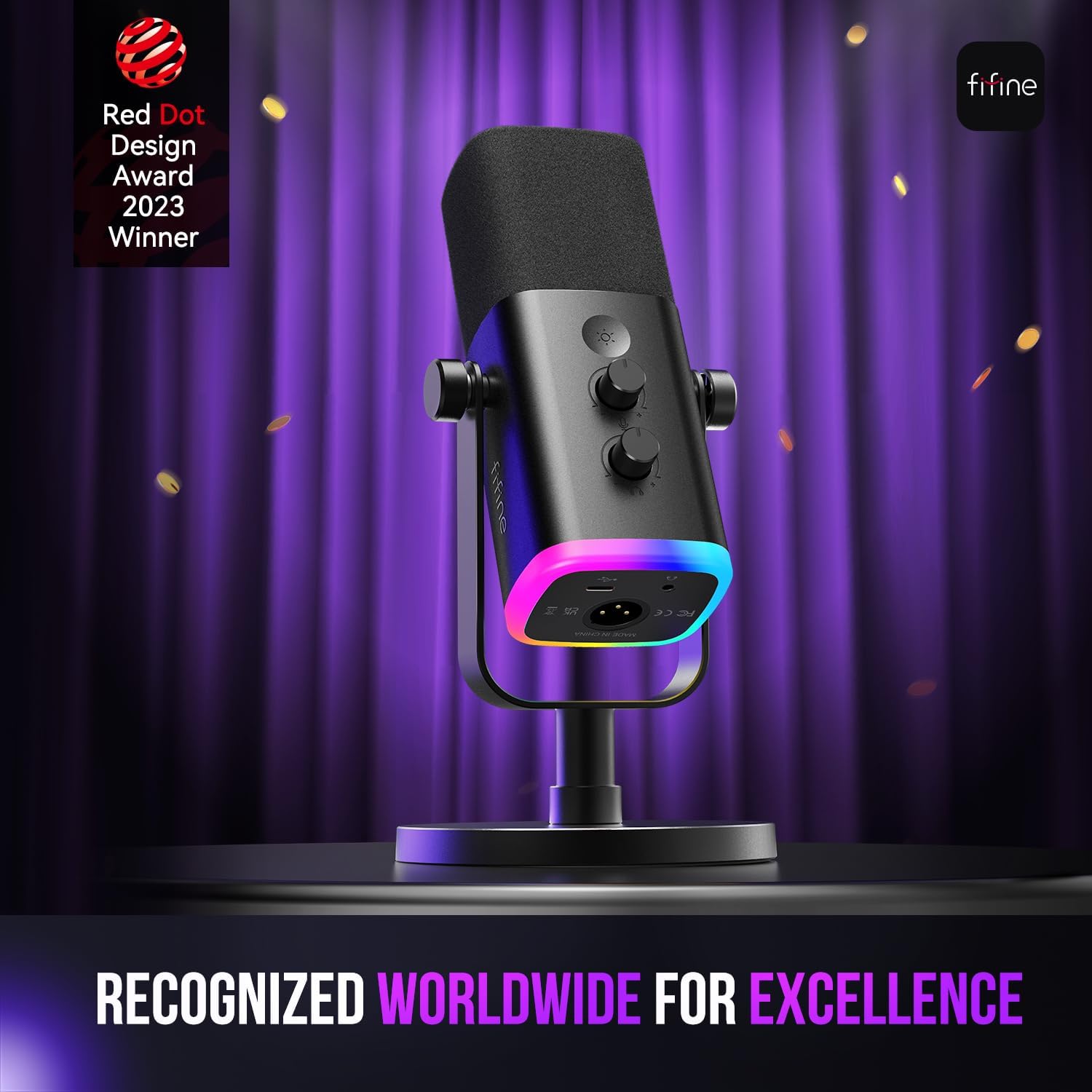 Microfone dinâmico FIFINE AM8 com iluminação RGB vibrante em pedestal, fundo roxo com luzes douradas.