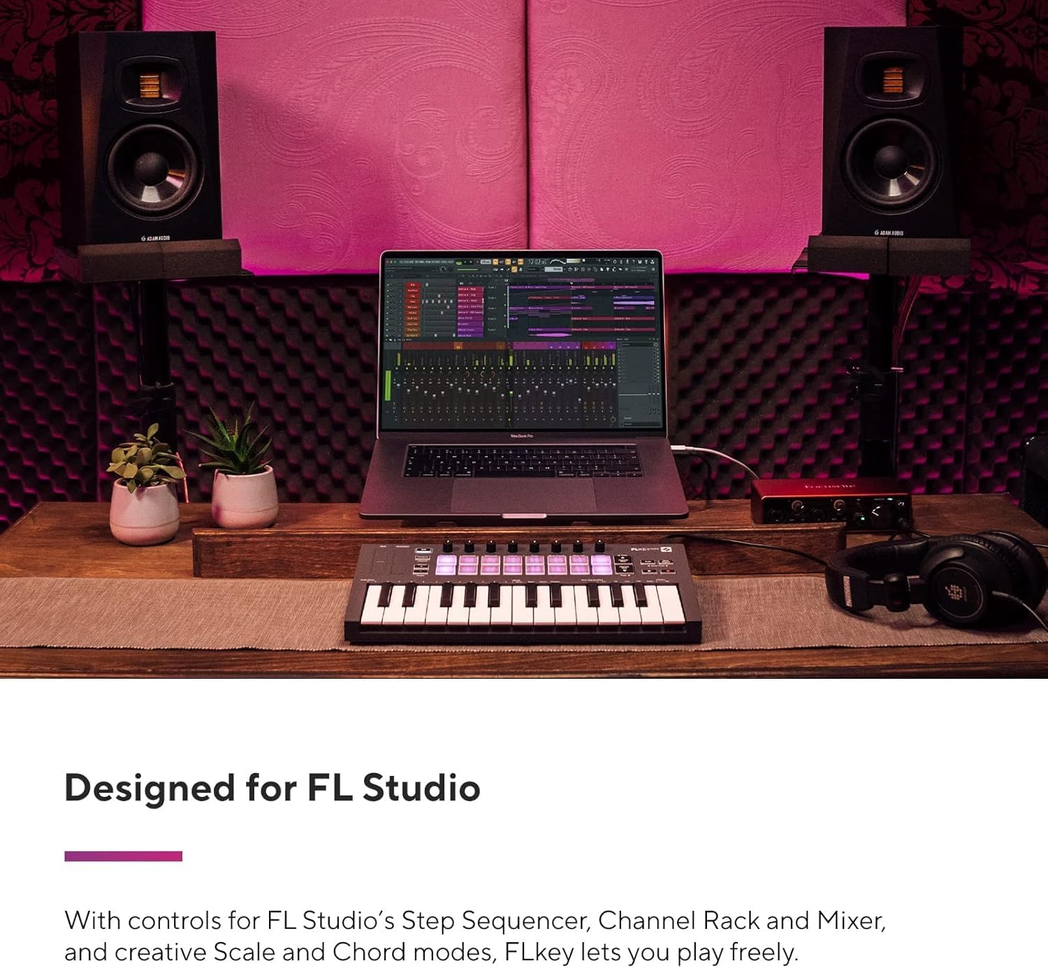 Setup com teclado MIDI Novation FLKey Mini conectado a notebook em estúdio