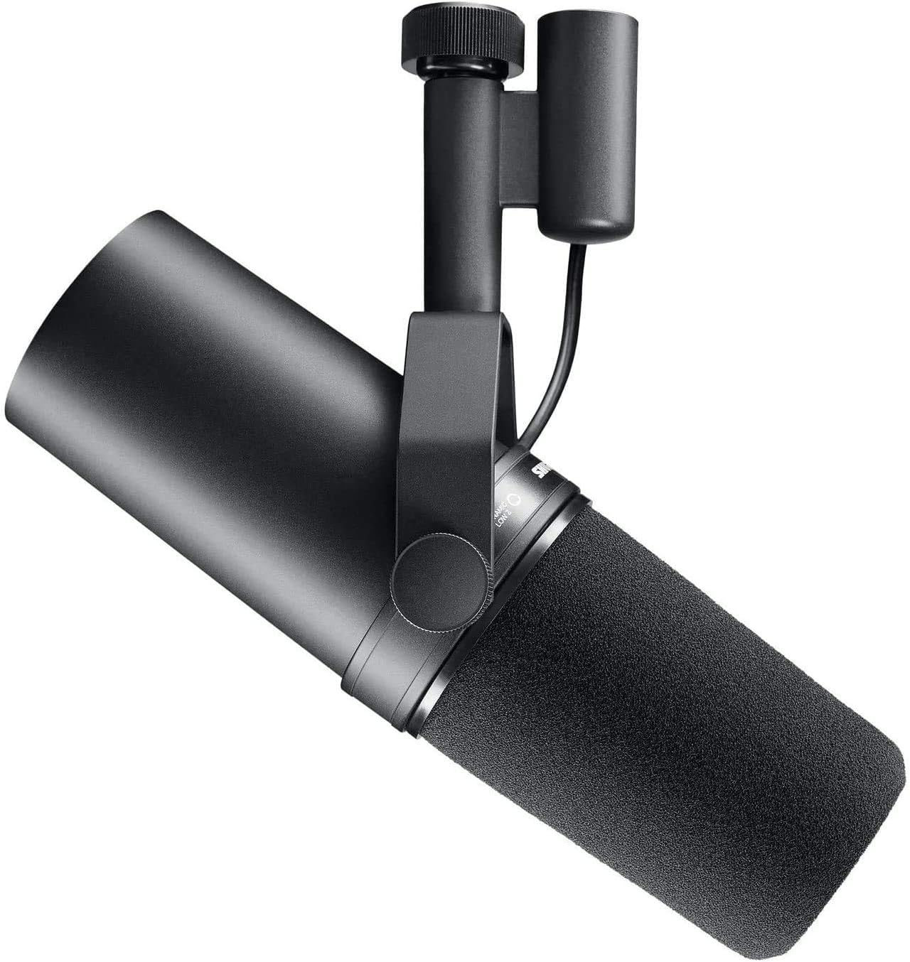 Microfone Shure SM7B preto fosco em fundo branco, foco lateral