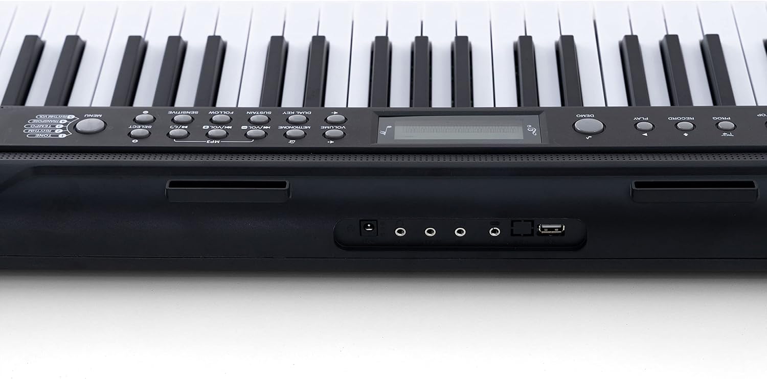 Painel traseiro do teclado Kobe KB-300 mostrando várias conexões, incluindo entrada para fonte de alimentação, entradas para fone de ouvido, microfone, pedal sustain, entrada de áudio MP3, porta USB e