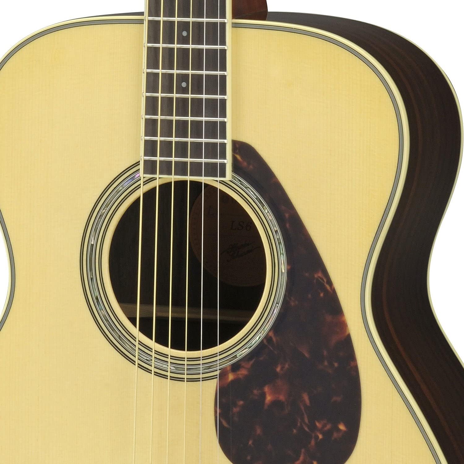 Close do corpo do violão Yamaha LS6 A.R.E. mostrando detalhes do tampo natural claro com acabamento brilhante e roseta decorativa circular