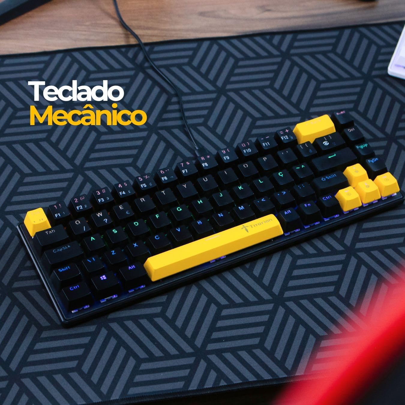 Teclado mecânico gamer compacto 60% ABNT2 com teclas pretas e amarelas destacadas e iluminação RGB