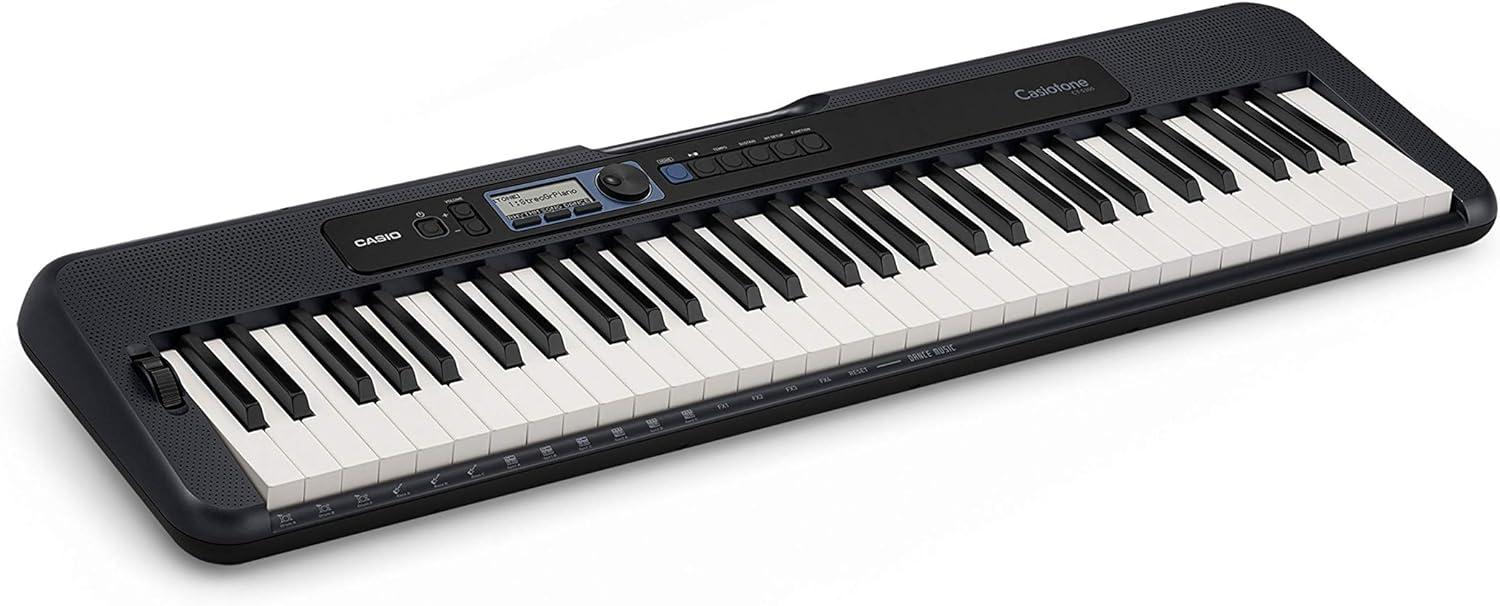 Teclado Casio CT-S300C2-BR com painel de controle em uso