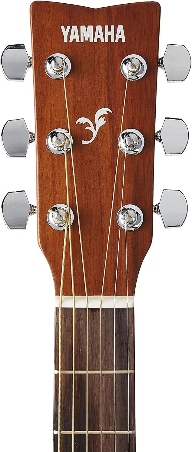 Close nas tarraxas cromadas do violão Yamaha F310