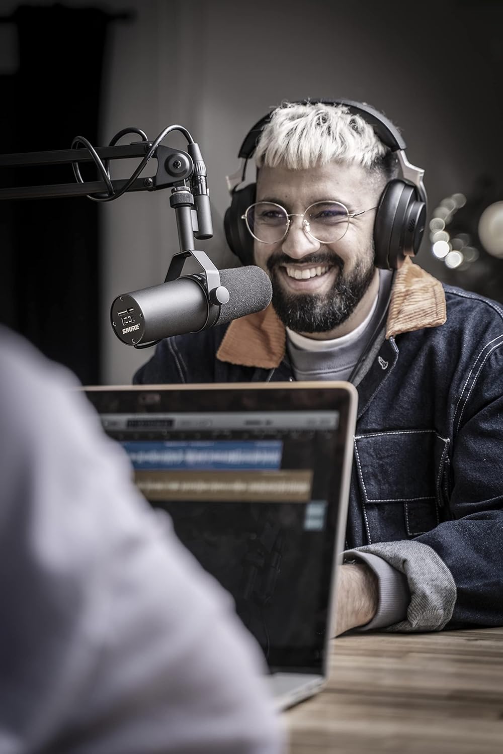 Microfone Shure SM7B usado em estúdio com fones e braço articulado