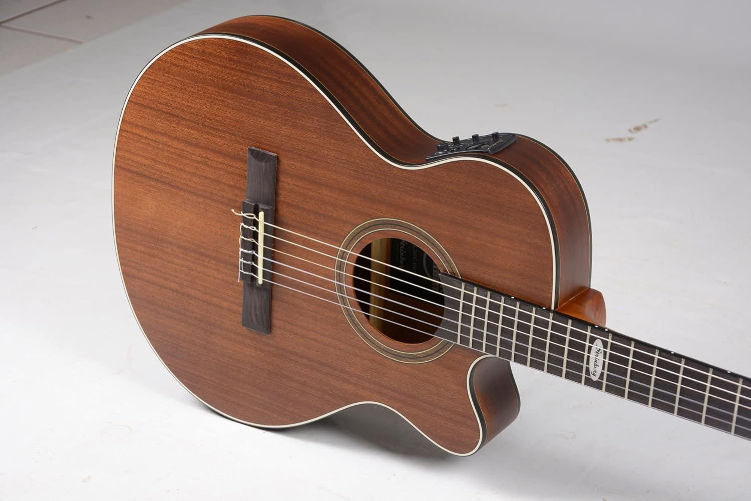 Close no corpo do violão elétrico Strinberg SL200C MGS com acabamento em mogno fosco