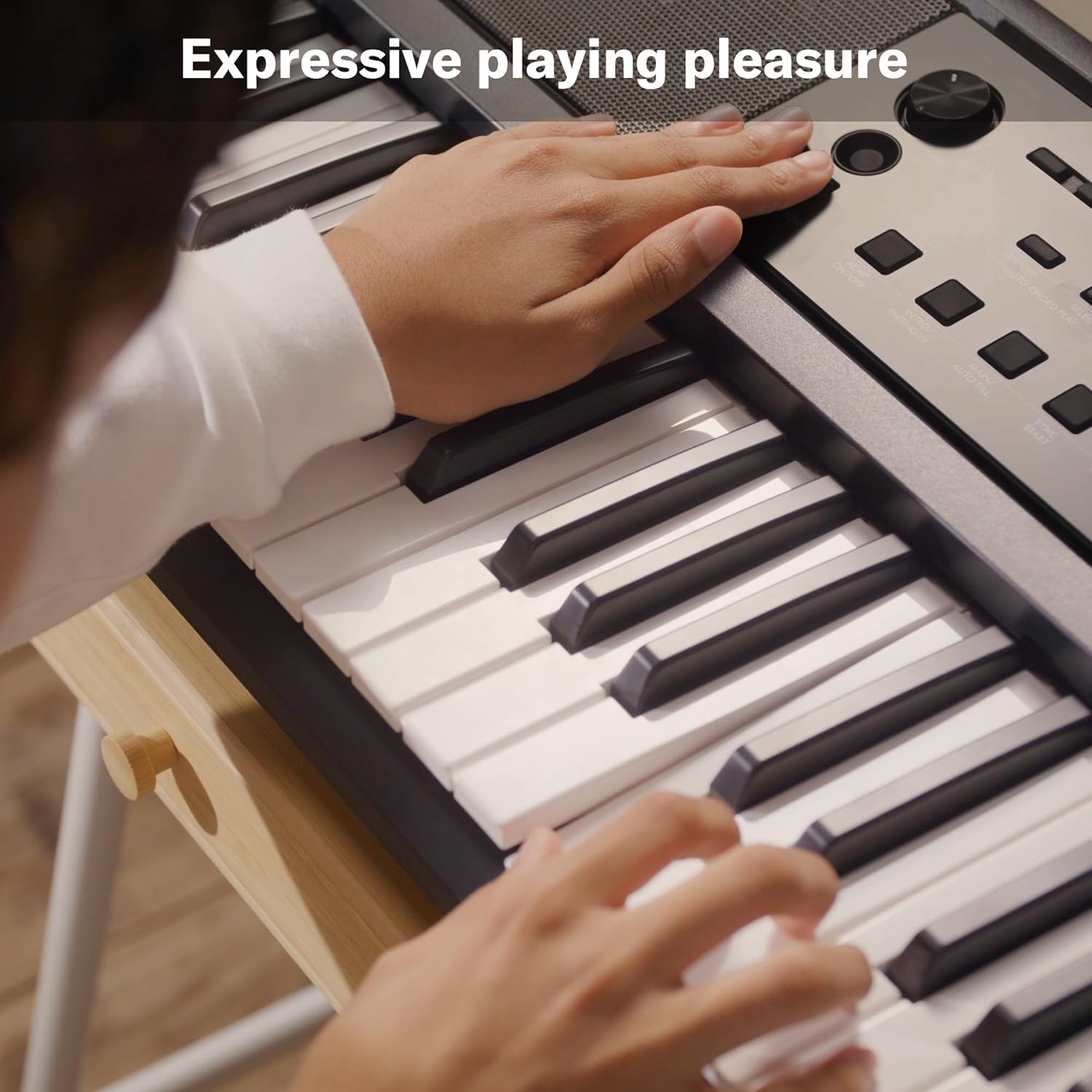 Mãos tocando teclas sensitivas do teclado Yamaha PSR-E383 em close