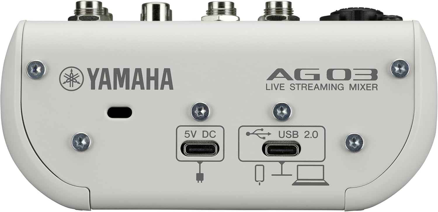 Vista superior da lateral traseira da mesa de som Yamaha AG03MK2 branca, mostrando conexões USB e áudio.