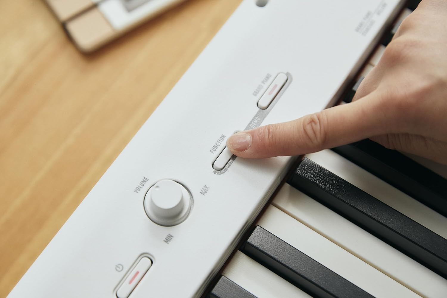 Close nas mãos operando painel de controle do piano digital Casio Casiotone CDP-S110 branco