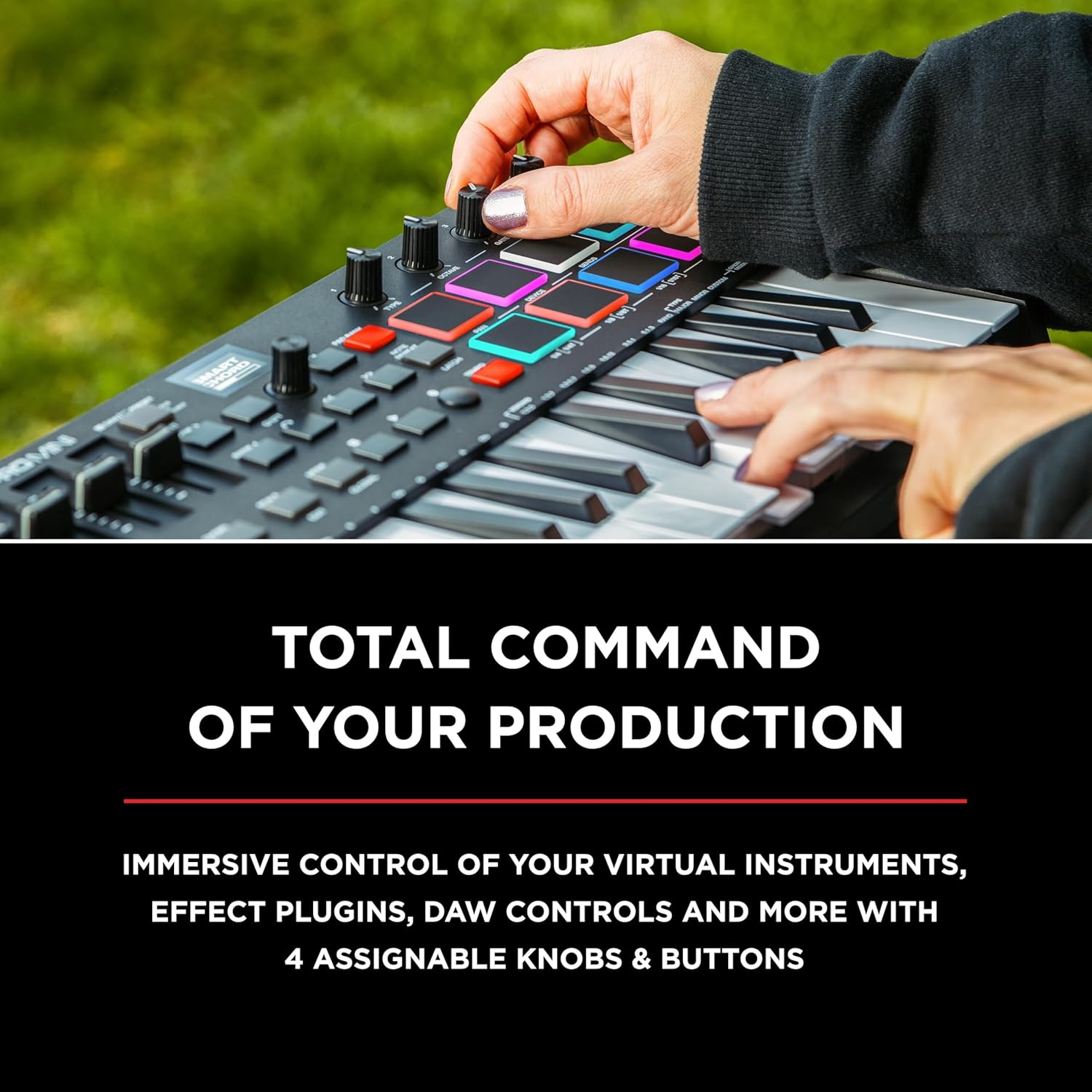 Close nas mãos de usuário ajustando botões e tocando pads RGB no controlador teclado MIDI M-Audio Oxygen Pro Mini