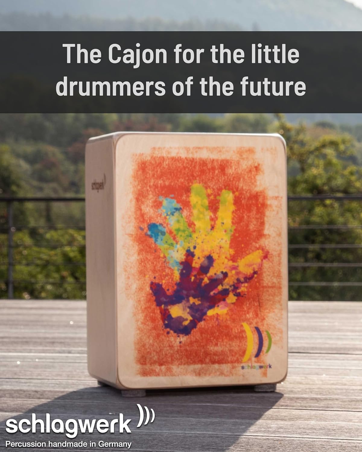 Criança utilizando o cajón Schlagwerk CP402 Kids em ambiente externo