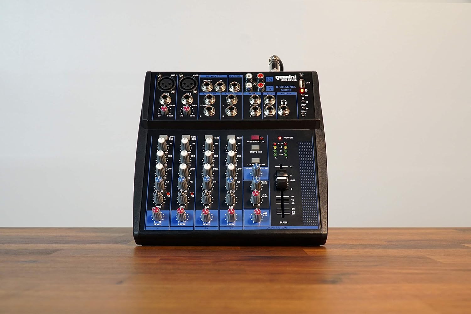 Mixer de áudio Gemini Sound GEM-08USB visto de frente sobre mesa de madeira, compacto com 8 canais e conexões diversas