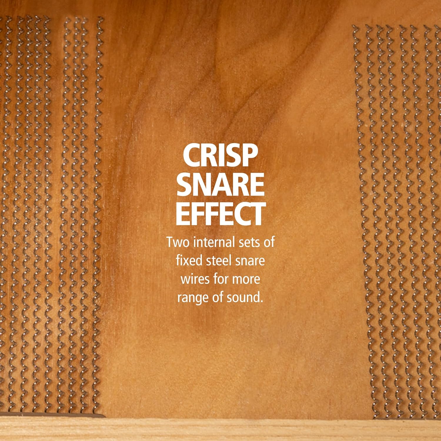Close na parte interna do cajon Meinl mostrando duas fileiras de snare interno para efeito de caixa