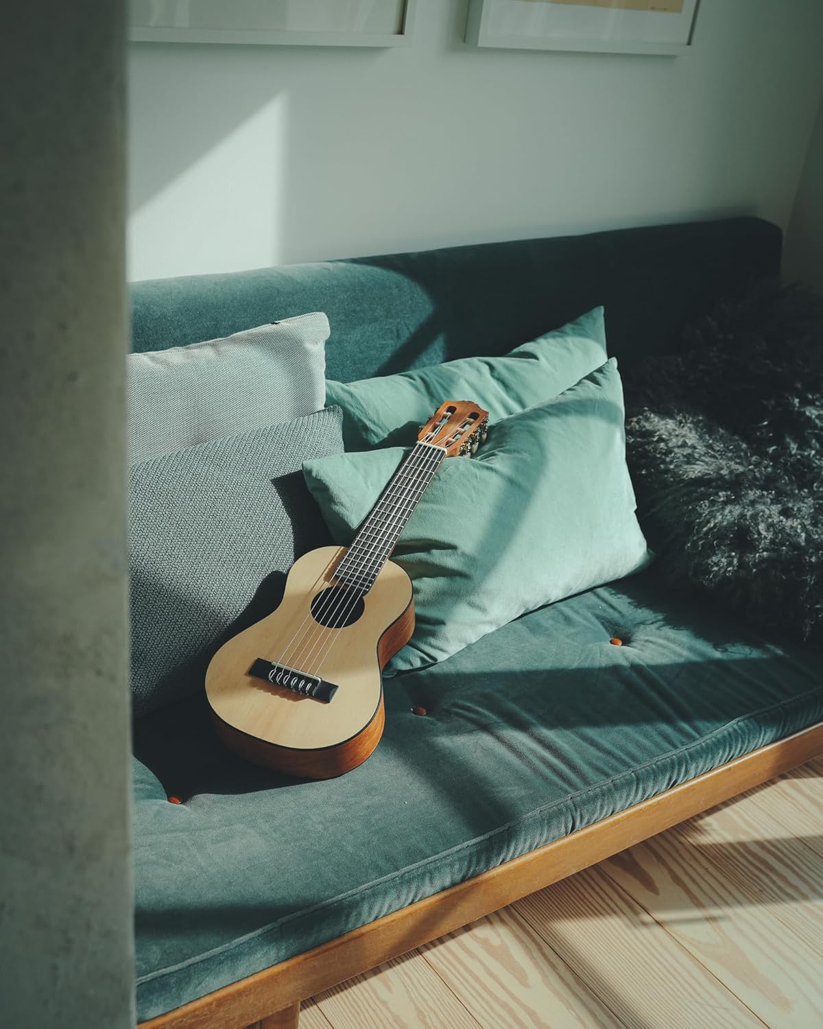 Guitalele Yamaha GL-1 em ambiente com luz natural mostrando seu design compacto