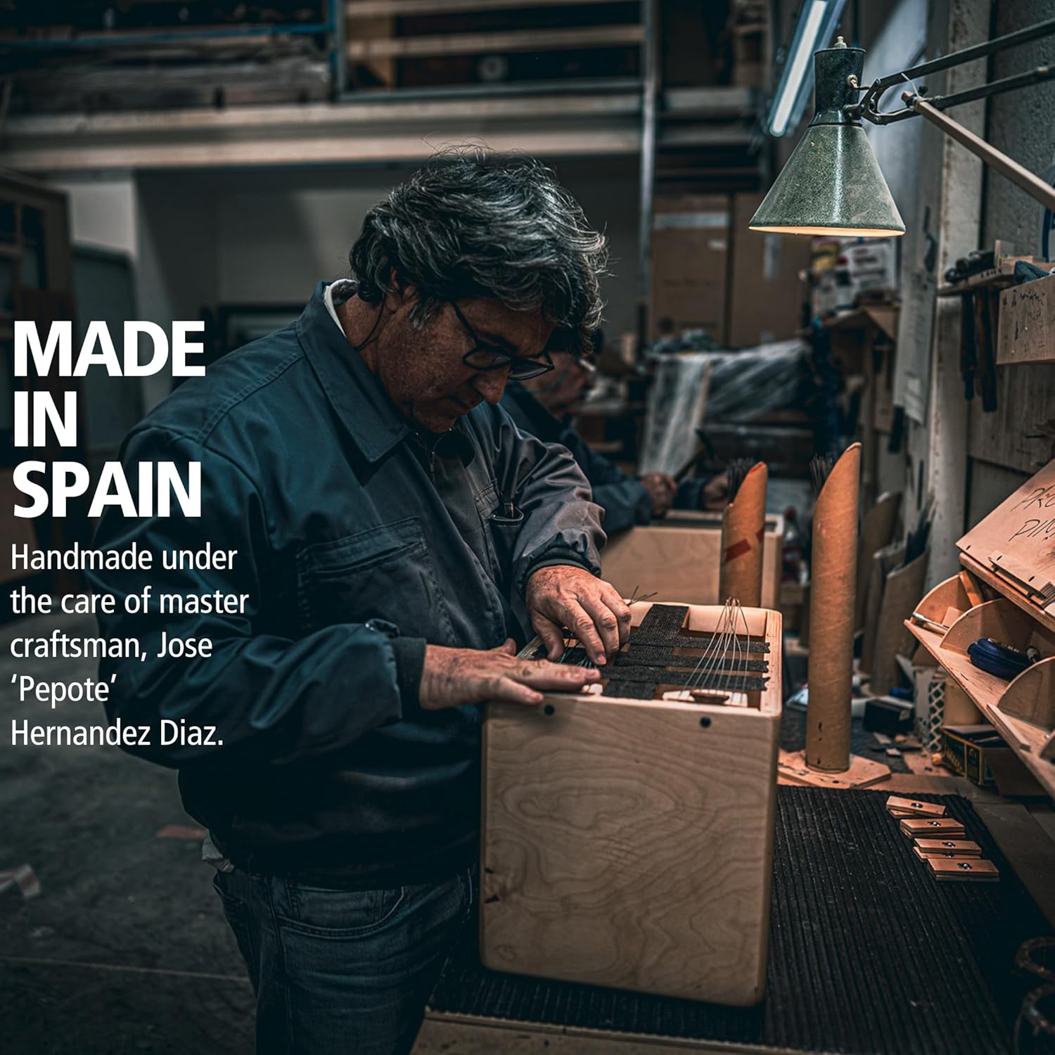 Artesão ajustando as cordas internas do cajon Meinl Artisan String em oficina artesanal.