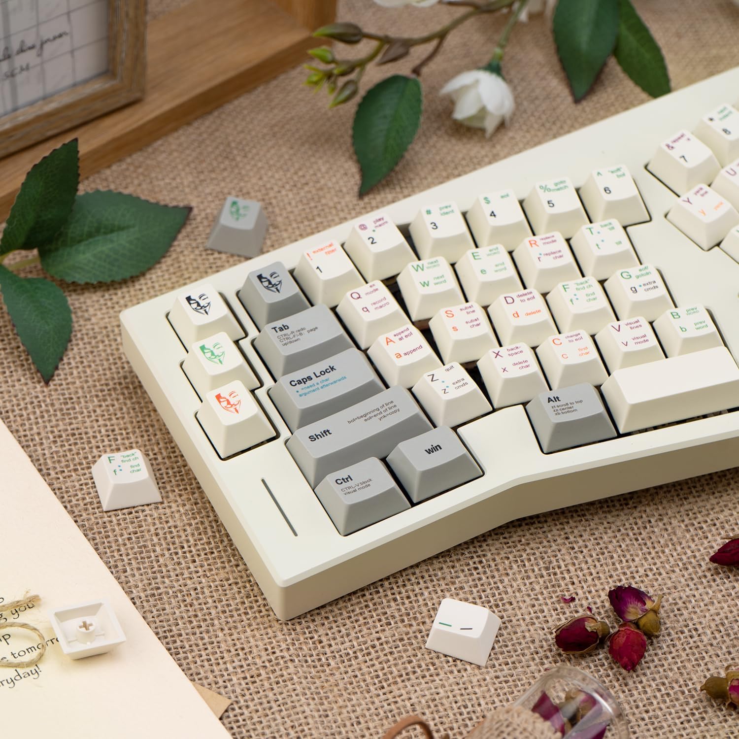 Teclado ergonômico com 143 teclas PBT em perfil cereja, cores predominantes cinza e bege