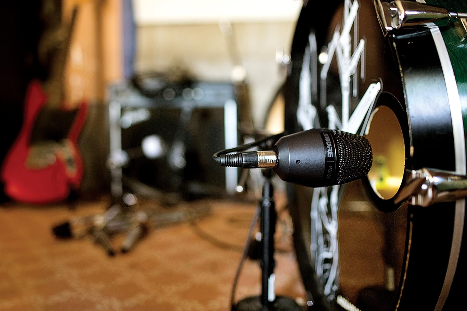 Microfone Shure PGA52 capturando som de bumbo em estúdio