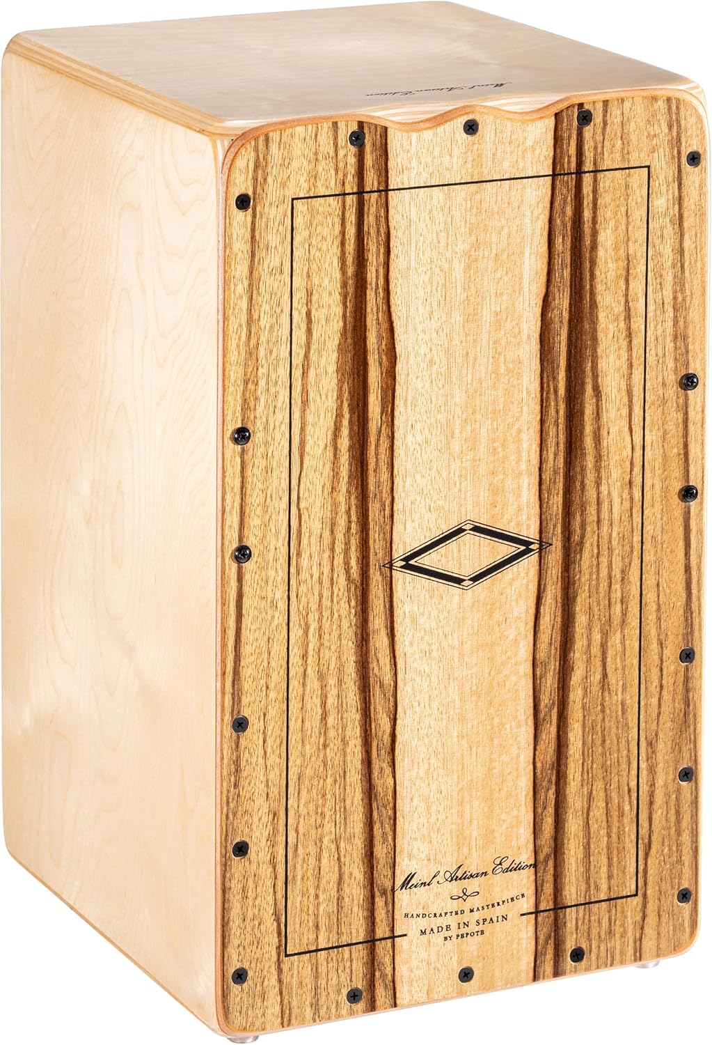 Cajon Meinl Artisan String com placa frontal de madeira limba, acabamento natural claro e detalhes escuros nas bordas, em posição vertical com fundo branco.