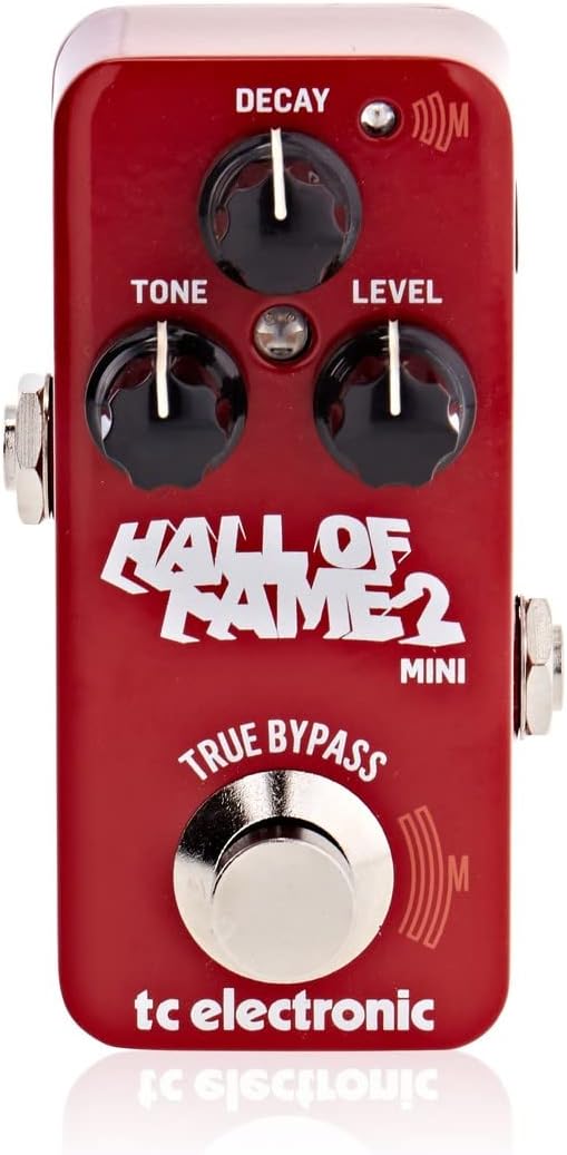 Pedal de efeito vermelho para guitarra TC Electronic Hall of Fame 2 Mini, com três botões pretos rotativos para controle de Decay, Tone e Level. Produto compacto com acabamento brilhante.