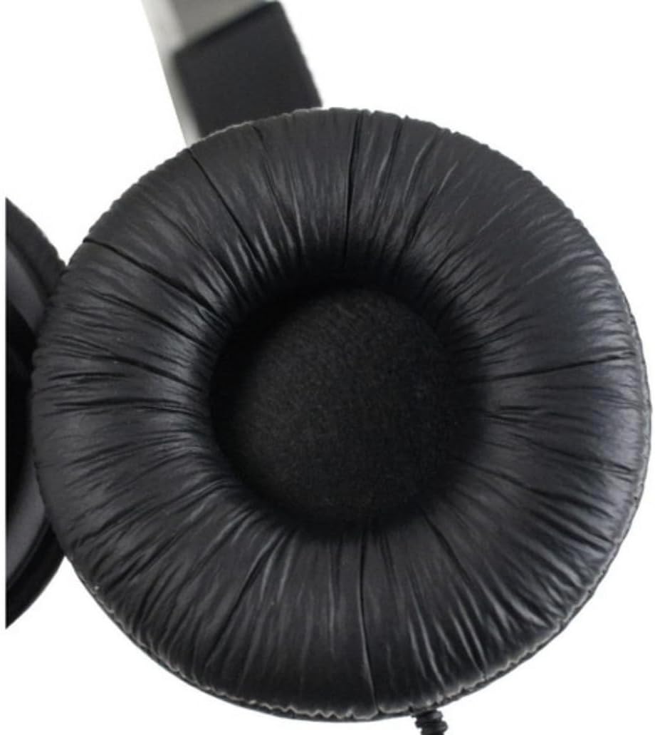 Close-up da almofada do fone AKG K21 preto, formato on-ear com revestimento em couro sintético.