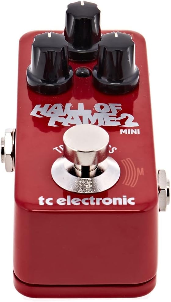 Pedal de reverb TC Electronic Hall of Fame 2 Mini em vermelho, com três botões pretos para ajuste de Decay, Tone e Level, botão metálico de ativação True Bypass e símbolo MASH indicando sensibilidade.