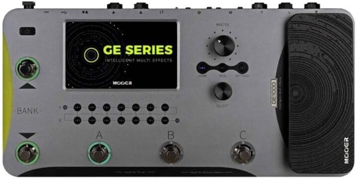 Pedaleira MOOER GE1000 multiefeitos com corpo metálico cinza, tela touch colorida de 5 polegadas exibindo 'GE SERIES Intelligent Multi Effects'