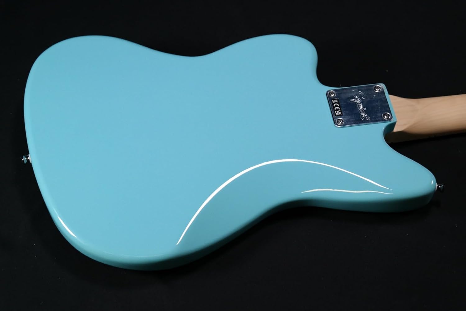 Parte traseira da guitarra Squier Mini Jazzmaster HH, acabamento azul claro brilhante.