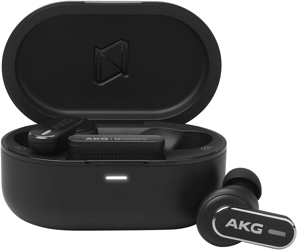 Fone de ouvido AKG N5 Hybrid Bluetooth sem fio, formato in-ear, preto, com estojo de carga aberto exibindo os fones dentro. Produto com design moderno, acabamento fosco e detalhes em cinza. Produto em