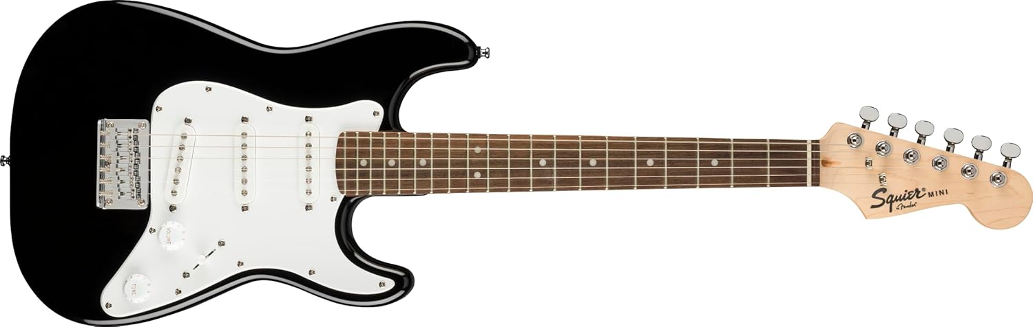 Imagem frontal da guitarra elétrica Fender Mini Stratocaster com acabamento preto brilhante e corpo sólido