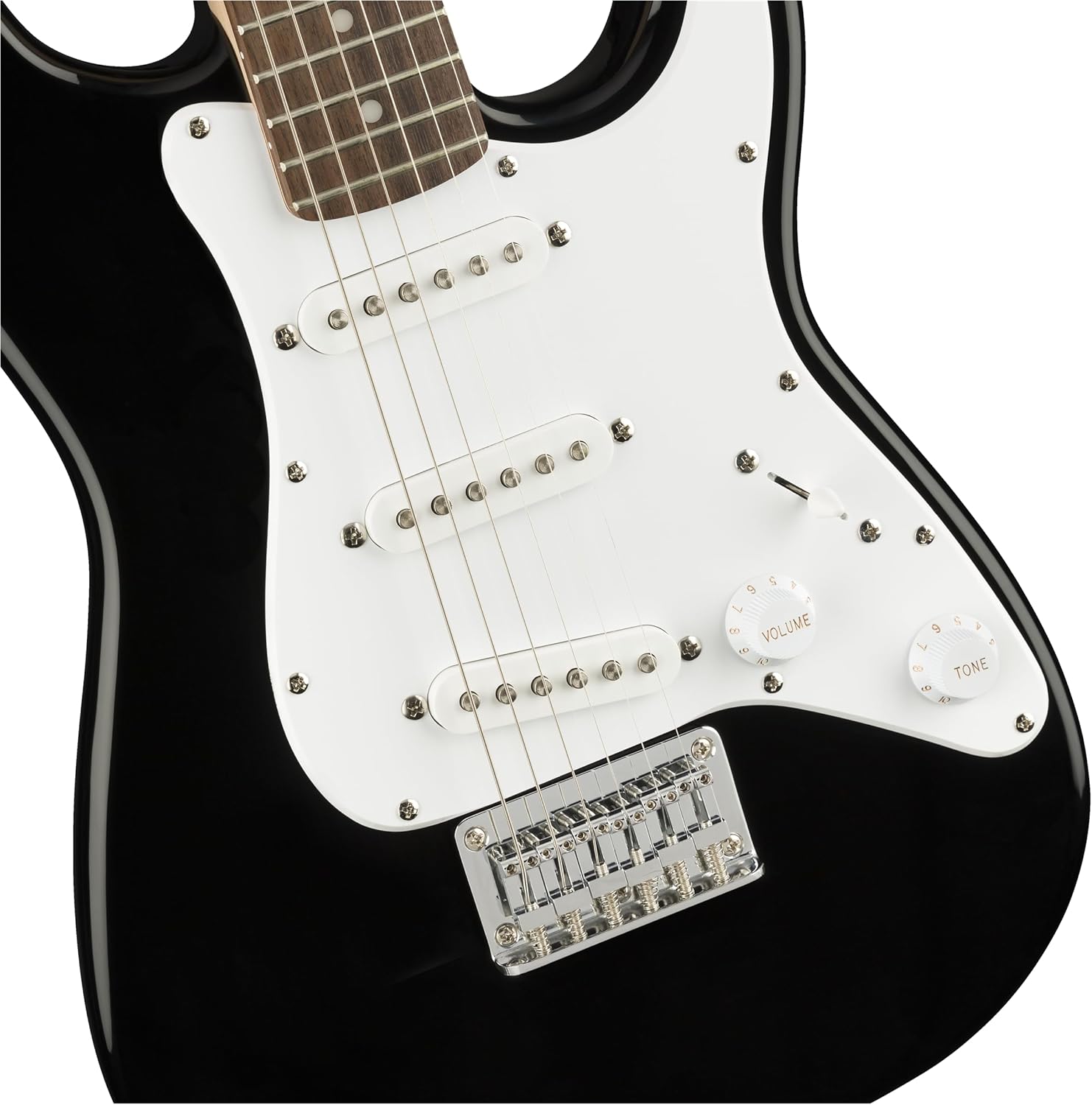 Close no corpo da guitarra Fender Mini Stratocaster preta brilhante com três captadores single coil